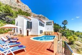 Espagne - Javea - Costa Blanca Réf. location : AA108 Cette belle villa moderne est très bien meublée avec goût, et profite d'une vue magnifique sur le paysage alentours.