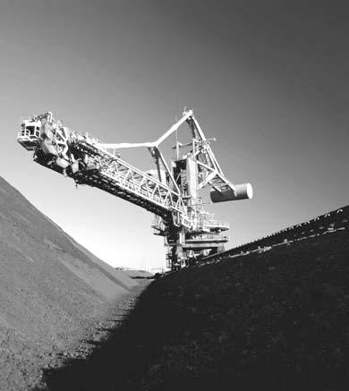Une plate-forme pétrolière De grosses perceuses sont utilisées pour sortir le charbon des mines.