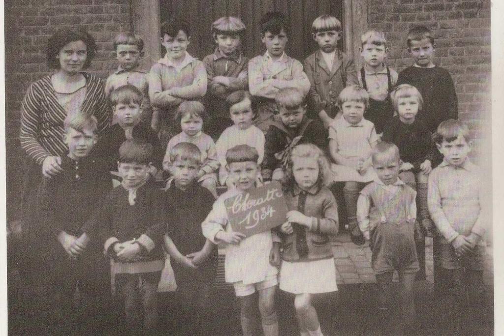 1934, classe maternelle de Mme Delmotte De haut en bas et de gauche à droite 1.