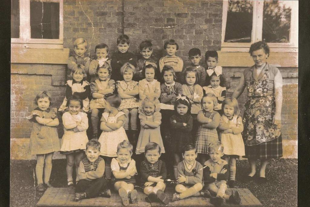 Classe maternelle de Mme Delmotte, année 1954 De l arrière vers l avant et de gauche à droite 1. X,Mathieu, Léon Gillon, Marcel Cortis, Alain Leruth, X, X 2.
