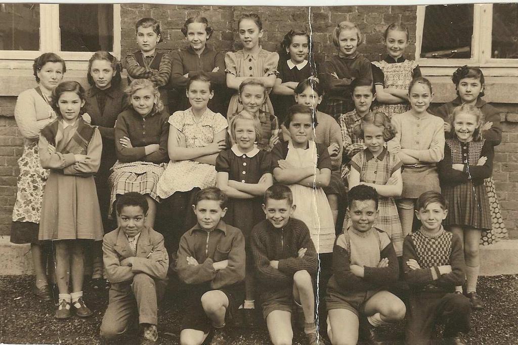 1954 : élèves de 4 ème mixte et 5 ème et 6 ème filles. Classe de Mme Colin De l arrière vers l avant et de gauche à droite 1.
