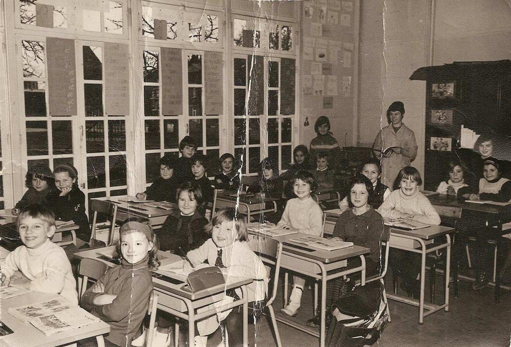 1967, Classe de Mme Ruchenne, 1 ère et 2 ème années 1 ère rangée : Joëlle Thys, Myriam Wrona, Anne Dessart, X, Malou