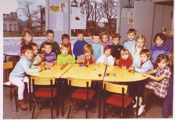 1970, classe maternelle de Mme Mariette: De gauche à droite Debout : X1, X2, X3, Marcel Alberti, Stéphane de Brogniez, X4,