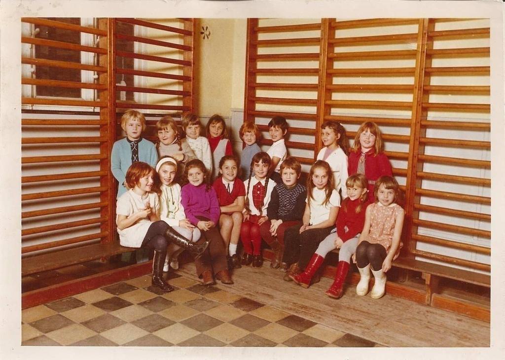 Photo prise en 1970, 1 ère année primaire De l arrière vers l avant et de gauche à droite 1. Chantal Delhalle, Carine Thomanne,?, Carole Fançon, Christine Dessart,?