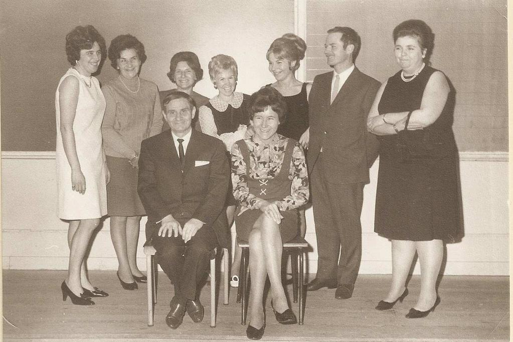 Le personnel enseignant lors de la mise à la retraite de Mr Lemaire en décembre 1970 Debout de gauche à droite : Mme Gilliquet,