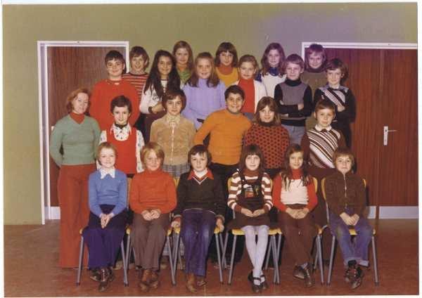 Novembre 1975, classe de Mme Ruchenne De gauche à droite et d arrière vers l avant : dernier rang : Marcel Alberti, Patricia De Cao, Nathalie Cisewski, Nadine Dumoulin, Carine Maréchal ;