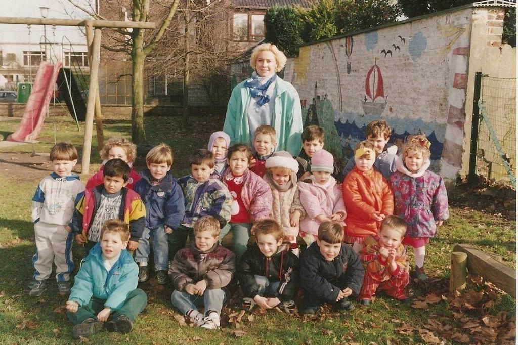Photo de mars 1994. 1 ère maternelle, classe de Mme Kaus De l arrière vers l avant et de gauche à droite. 1. Debout : Ludovic Houbart, Sophie Klippert, Kévin Warnier, Steve Hendrix, Cédric Biennenraedts, Mélissa Latto 2.