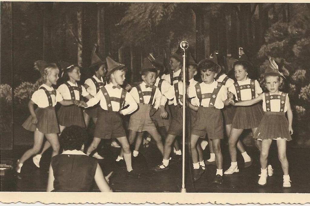 Les festivités Juin 1954, salle Thys.