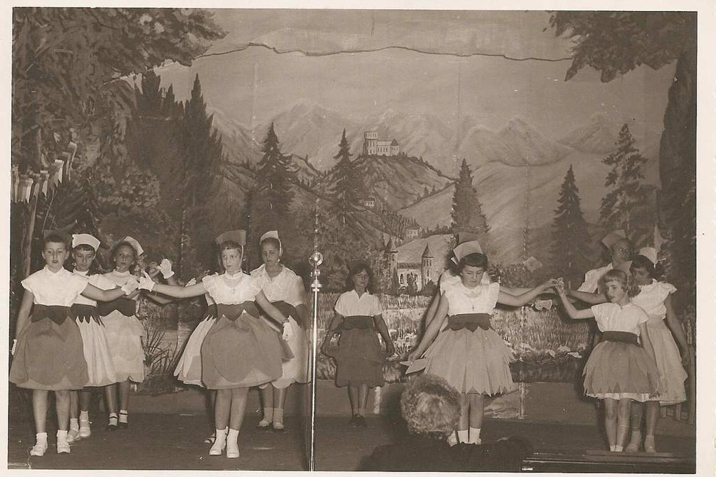 Juin 1958 : danse de fin d année, 3 ème et 4 ème filles, classe de Mme Desaucy.