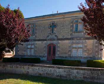 Le château Blaignan (97 ha en appellation Médoc), acquis en 2004, a quant à lui bénéficié de la construction d un nouveau cuvier et d une amélioration qualitative de ses vins.