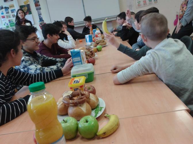 Petit déjeuner allemand avec des élèves de