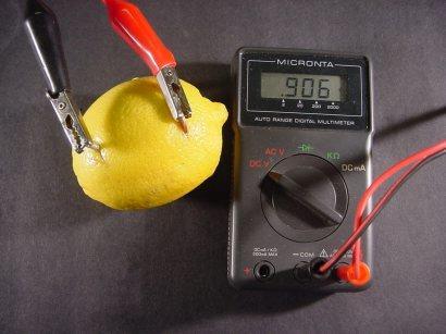 On pique dans un fruit (le citron est particulièrement bien indiqué) deux métaux différents, par exemple du zinc et du cuivre.