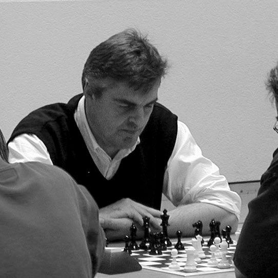 Open de la Gruyère à Bulle Jean-Robert Vesin devant Stephan Hubschmid 16 Pour la septième année consécutive, Bulle a accueilli l Open d échecs de la Gruyère.