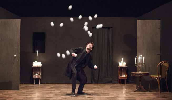Nuit Pièce courte pour trois jongleurs JONGLAGE COLLECTIF PETIT TRAVERS Le Collectif Petit Travers poursuit son chemin avec le TMS en tant qu artiste associé.